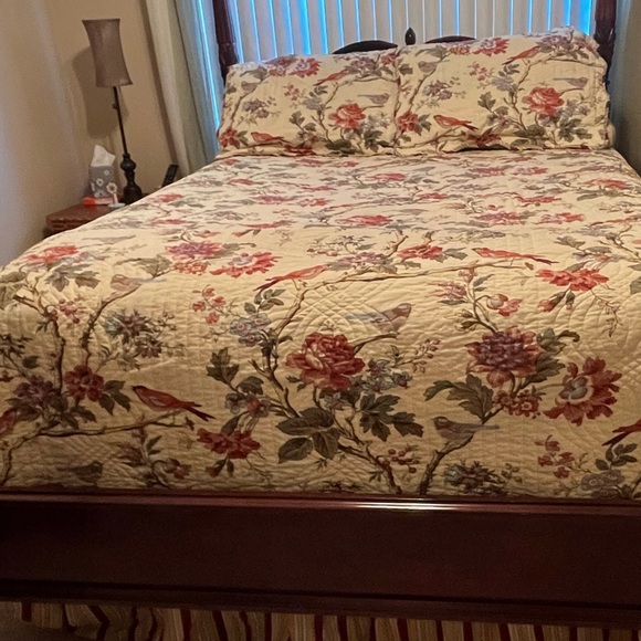 WAVERLY FULL/QUEEN REVERSIBLE QUILT WITH  BEDSKIRT AND 2 SHAMS - Picture 4 of 6